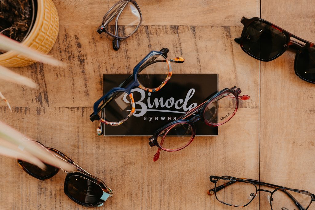 Collection de lunettes Binocle présentée par Optique BJ, une marque française qui mêle couleurs, originalité et fabrication Made in France.
