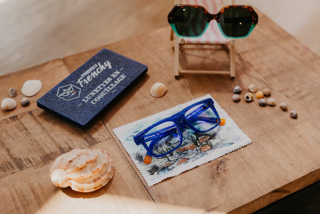 Collection de lunettes Friendly Frenchy présentée par Optique BJ, des montures françaises fabriquées à partir de coquillages recyclés et de matériaux responsables.