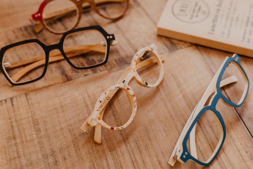 Collection de lunettes In'Bô présentée par Optique BJ, des montures en bois fabriquées en France qui allient nature, design et artisanat.