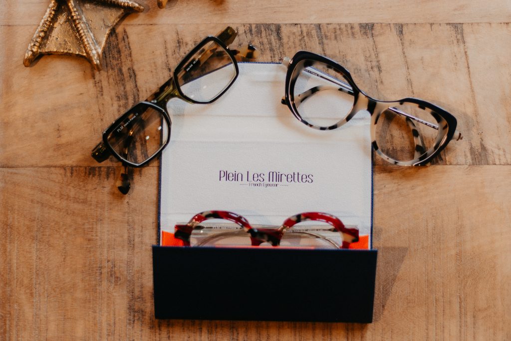 Collection de lunettes Plein les Mirettes présentée par Optique BJ, une marque française aux montures colorées fabriquées dans le Jura.