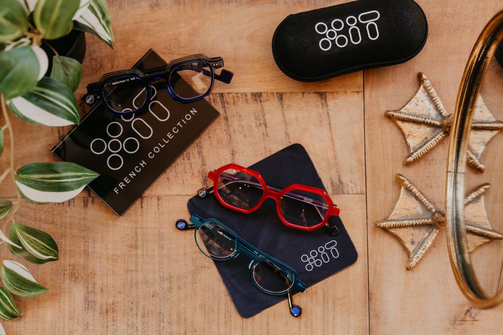 Montures XIT Eyewear exposées chez Optique BJ. Une collection française au design audacieux, reconnaissable par ses formes originales, ses couleurs affirmées et son style résolument créatif.