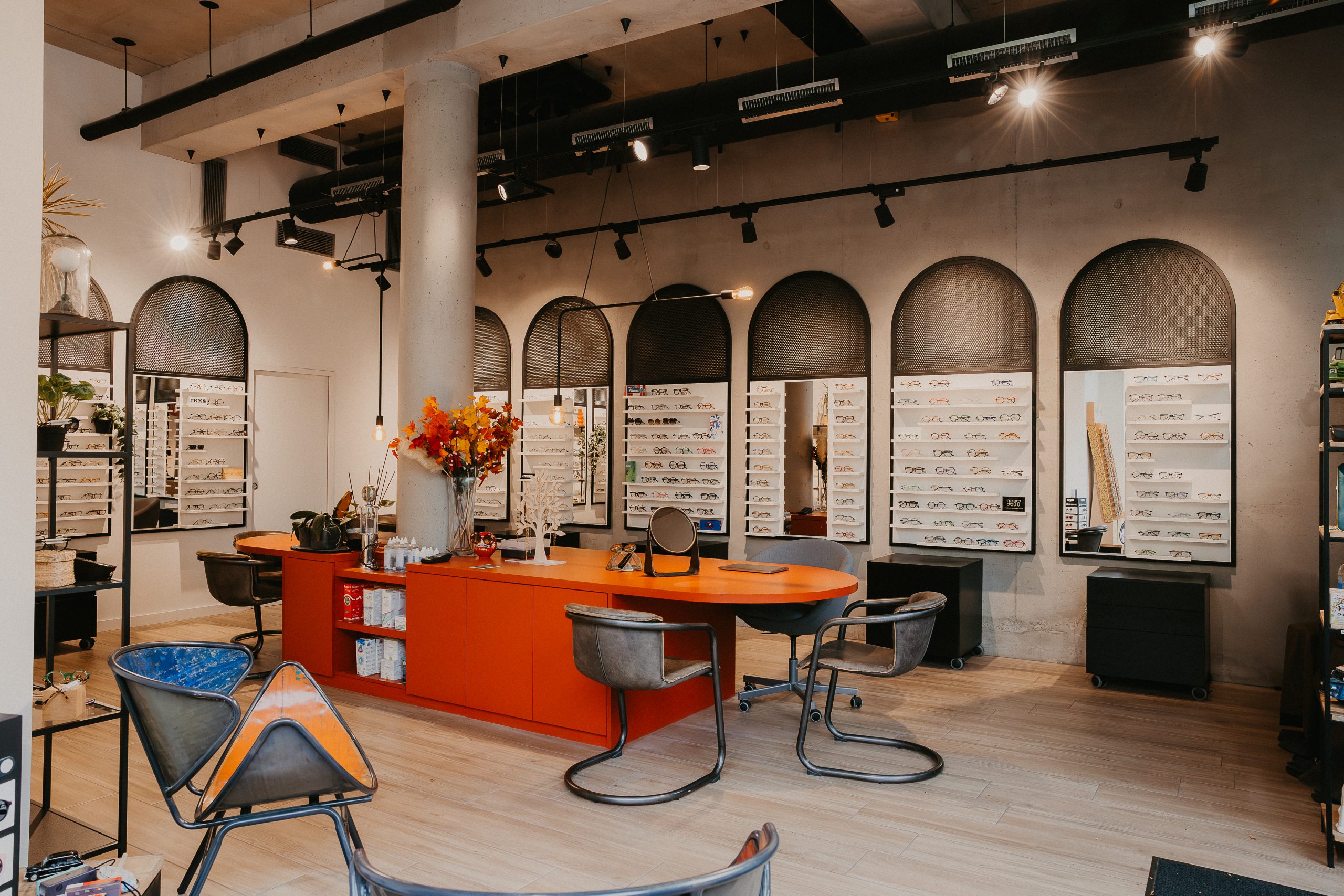 Reportage Entreprises - Optique BJ Vue intérieure de la boutique Optique BJ à Rennes, présentant l'espace de conseil et la sélection de montures.
